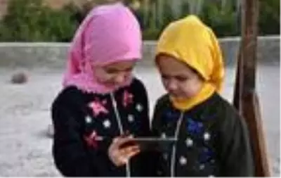 Mahallede internetin çektiği tek yer! Uzaktan eğitim için cami terasına çıkıyorlar