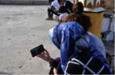 Mahallede internetin çektiği tek yer! Uzaktan eğitim için cami terasına çıkıyorlar