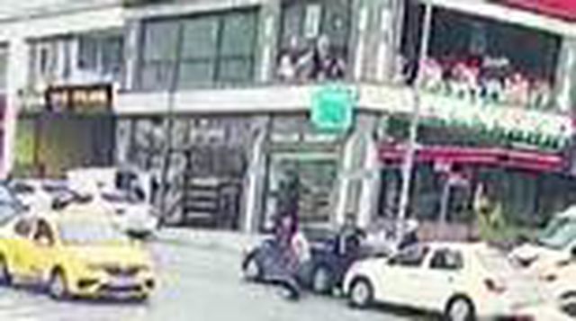 Yol tartışması sokağı ringe çevirdi, boks maçını aratmayan kavga kameralara yansıdı