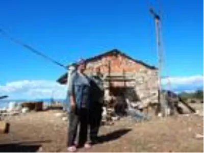 Adı Hülya Avşar ile anılan adada, 17 yıldır 'Robinson' hayatı yaşıyorlar Adı Hülya Avşar ile anılan adada, 17 yıldır 'Robinson' hayatı yaşıyorlar