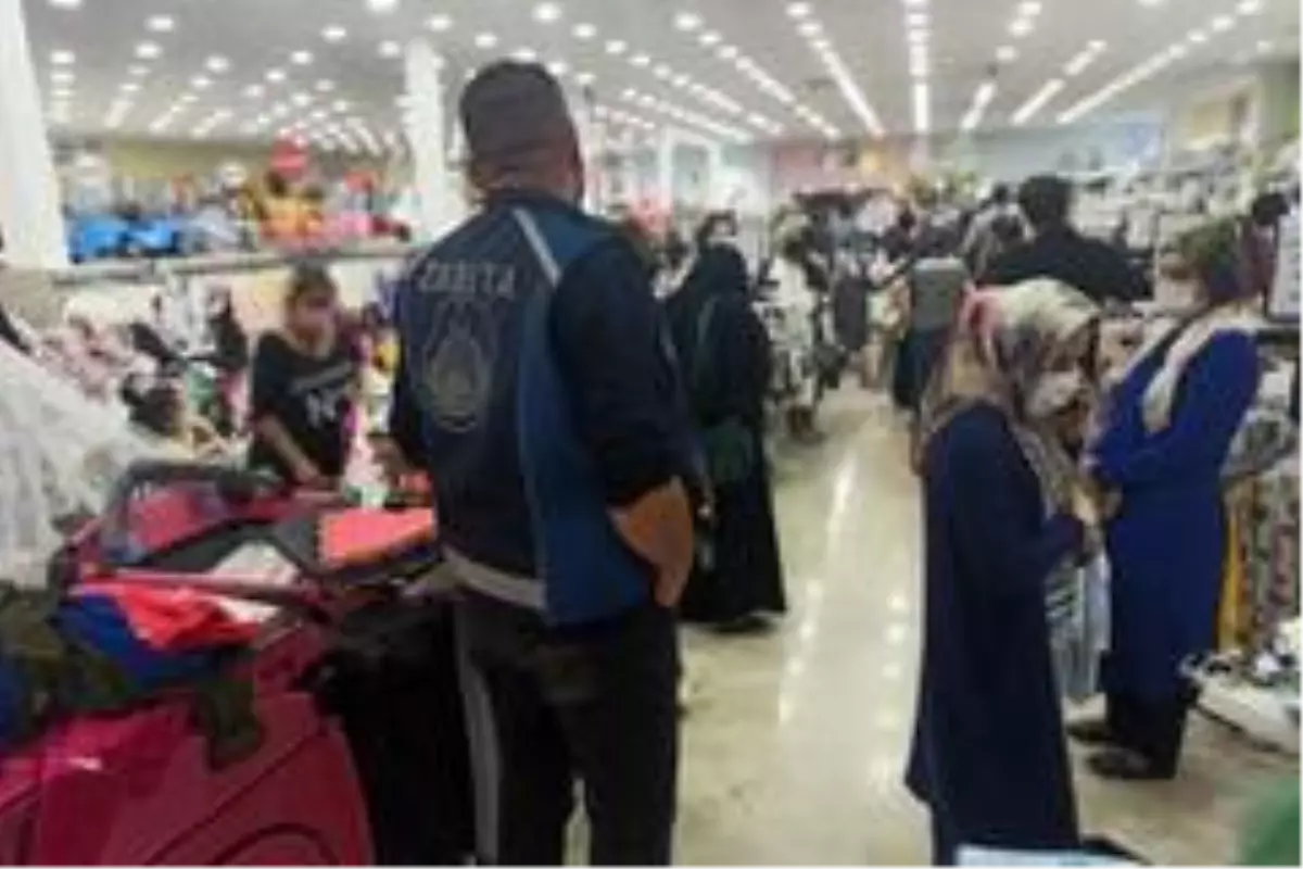 Alışveriş yaparken sosyal mesafeyi unuttular