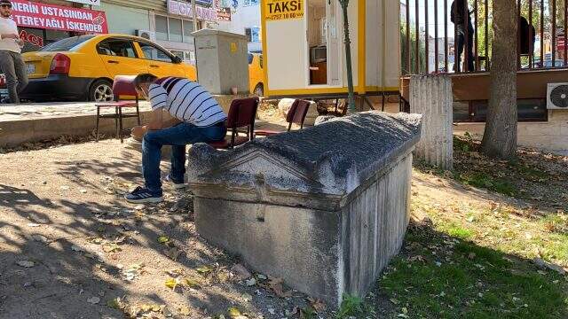Arkalarını yaslayarak çay-kahve içtikleri tarihi eserin 2000 yıllık olduğunu öğrenen taksiciler, şaşkınlıklarını gizleyemedi