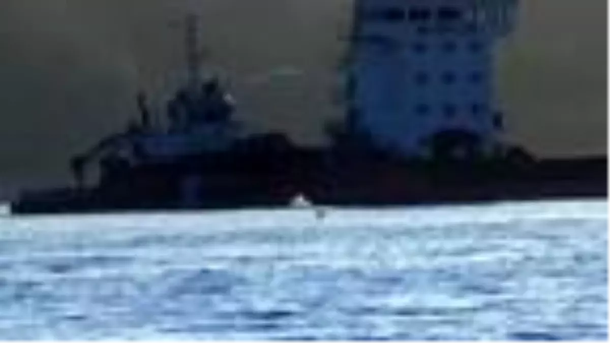 Boğaz'da arızalanan gemi sürüklendi