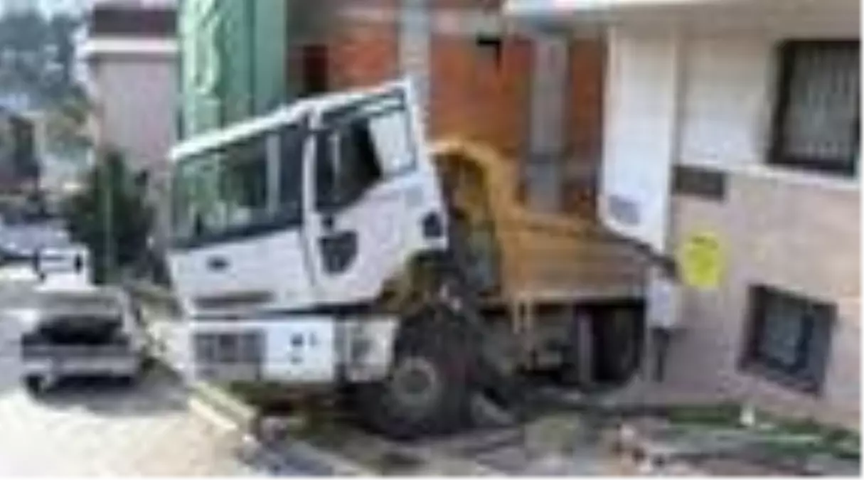 Eyüpsultan'da hafriyat kamyonu dehşet saçtı