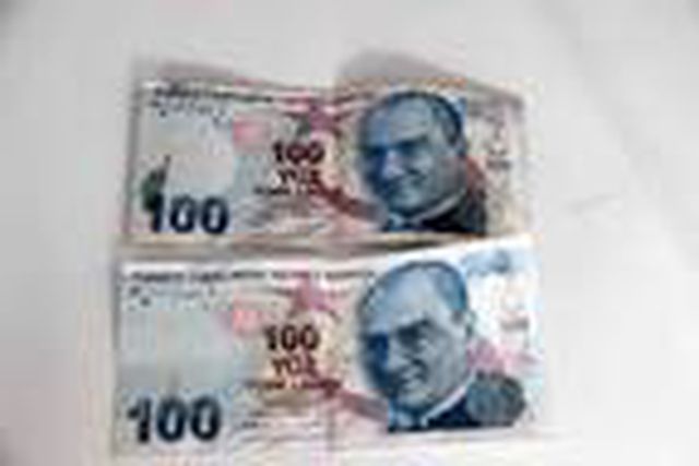 Herkesin satılığa çıkardığı hatalı basılan banknotu, hatıra olarak saklıyor