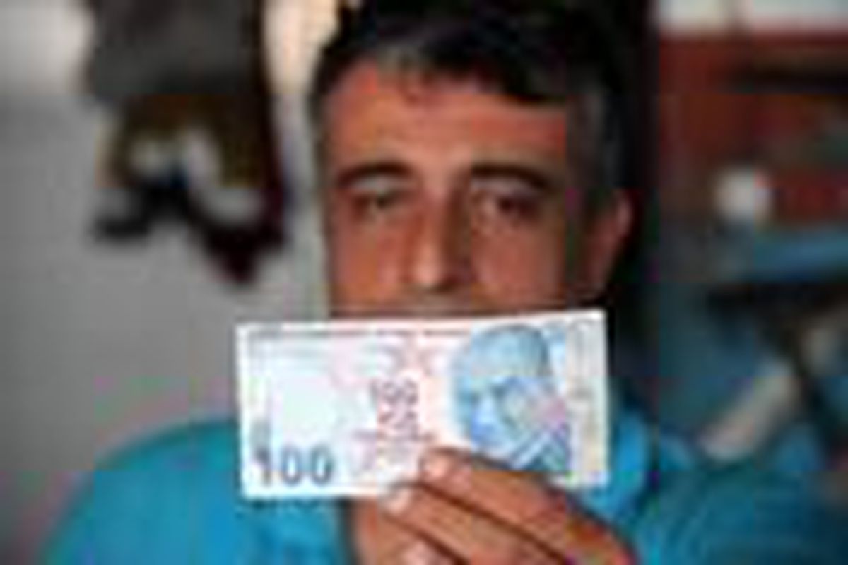 Herkesin satılığa çıkardığı hatalı basılan banknotu, hatıra olarak saklıyor