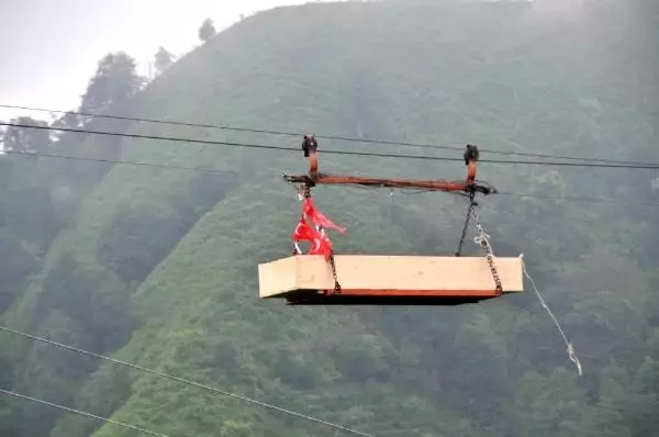 Woman trapped in the rope of the primitive cable car, fell from 25 meters, died