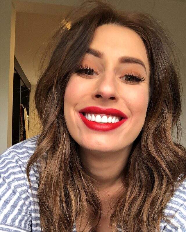 Instagram'da canlı yayın yapan oyuncu Stacey Solomon, bacağını açınca taytı yırtıldı