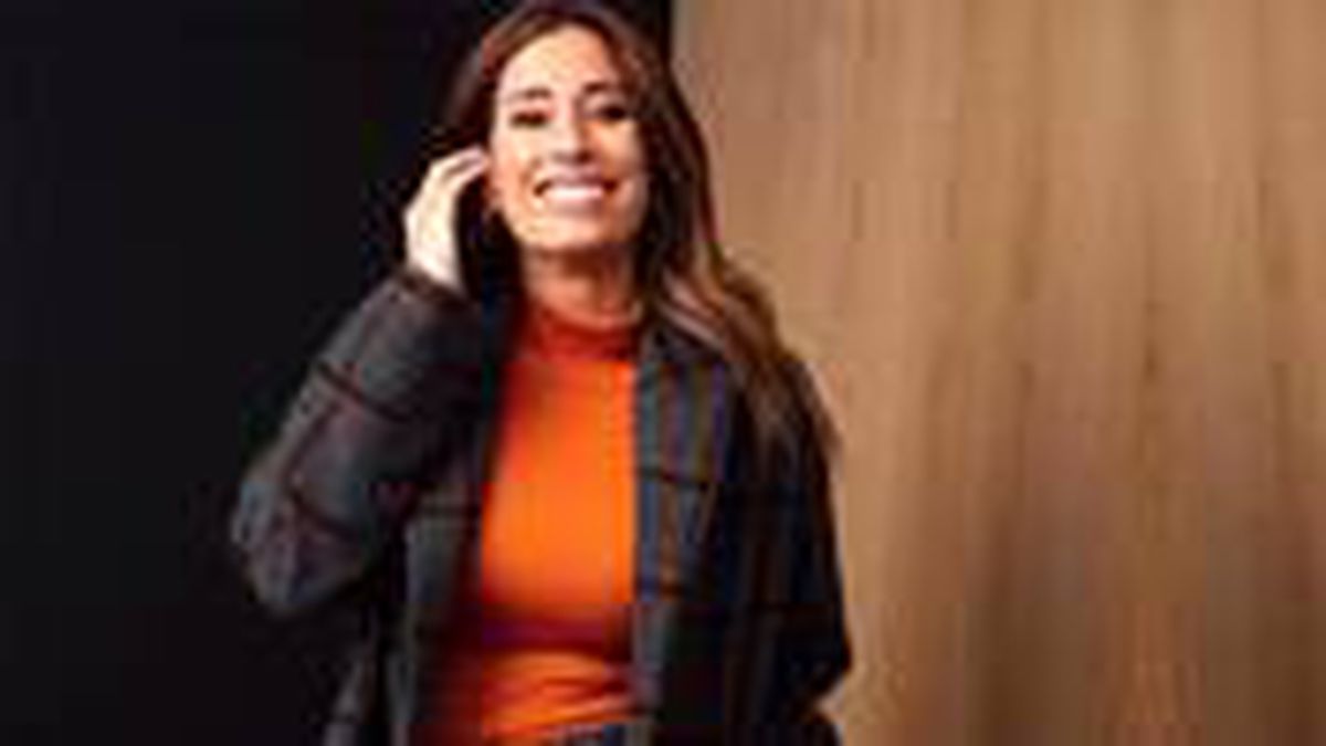 Instagram'da canlı yayın yapan oyuncu Stacey Solomon, bacağını açınca taytı yırtıldı