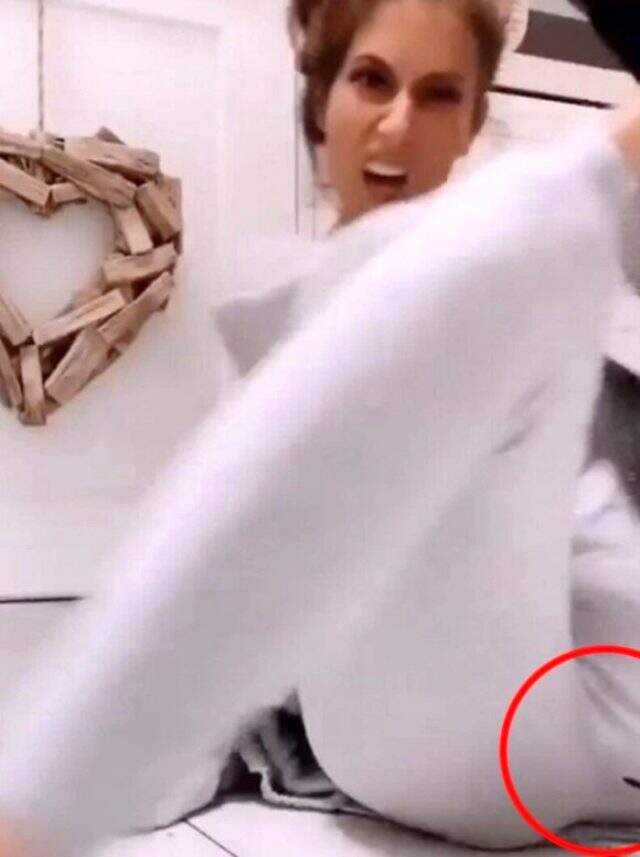 Instagram'da canlı yayın yapan oyuncu Stacey Solomon, bacağını açınca taytı yırtıldı