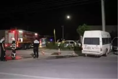 Servis minibüsü ile otomobil çarpıştı: 6 yaralı Servis minibüsü ile otomobil çarpıştı: 6 yaralı