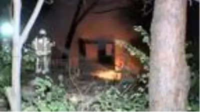 KARTAL'DA ORMANLIK BÖLGEDEKİ AHŞAP BARAKA ALEV ALEV YANDI KARTAL'DA ORMANLIK BÖLGEDEKİ AHŞAP BARAKA ALEV ALEV YANDI