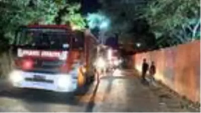 KARTAL'DA ORMANLIK BÖLGEDEKİ AHŞAP BARAKA ALEV ALEV YANDI KARTAL'DA ORMANLIK BÖLGEDEKİ AHŞAP BARAKA ALEV ALEV YANDI