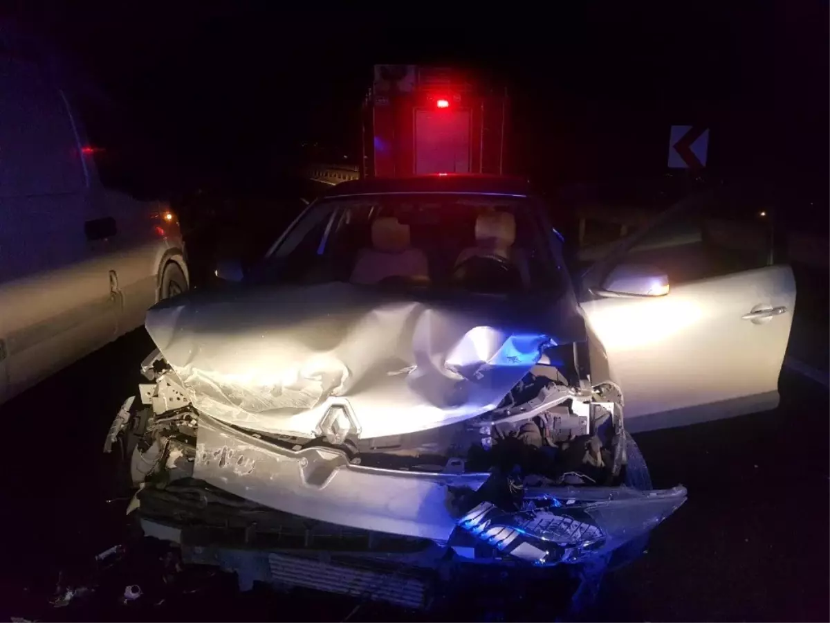 Kontrolden çıkan otomobil bariyerlere çarptı: 2 yaralı