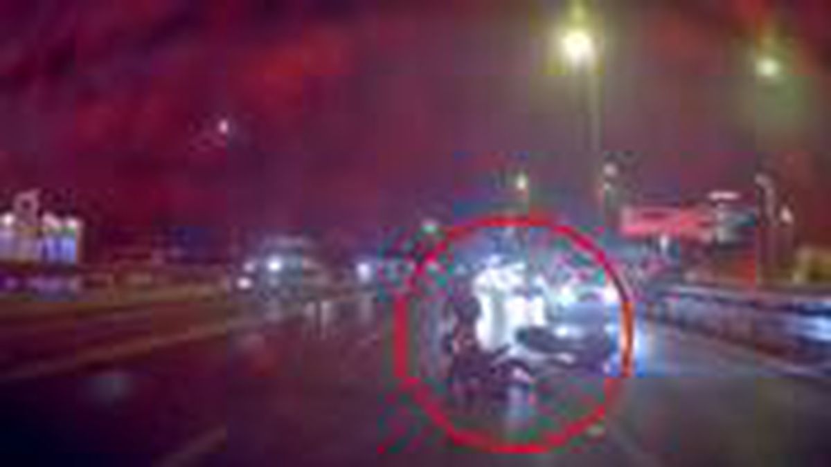 Öndeki araca çarpan motosikletlilerin havaya fırlayarak ölümden döndüğü anlar anbean kameraya yansıdı