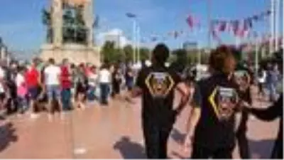 Taksim'de turistlere maske ve sosyal mesafe denetimi Taksim'de turistlere maske ve sosyal mesafe denetimi