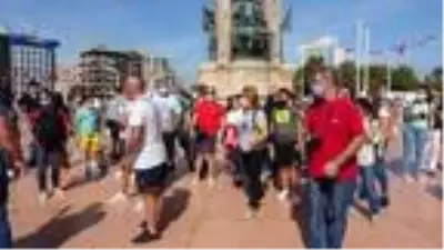 Taksim'de turistlere maske ve sosyal mesafe denetimi Taksim'de turistlere maske ve sosyal mesafe denetimi