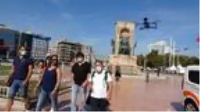 Taksim'de turistlere maske ve sosyal mesafe denetimi Taksim'de turistlere maske ve sosyal mesafe denetimi