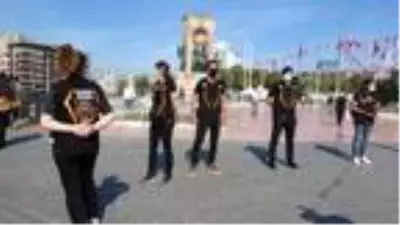 Taksim'de turistlere maske ve sosyal mesafe denetimi Taksim'de turistlere maske ve sosyal mesafe denetimi