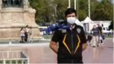 Taksim'de turistlere maske ve sosyal mesafe denetimi Taksim'de turistlere maske ve sosyal mesafe denetimi