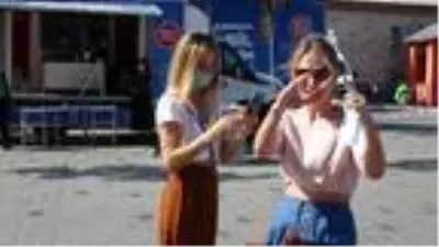 Taksim'de turistlere maske ve sosyal mesafe denetimi Taksim'de turistlere maske ve sosyal mesafe denetimi