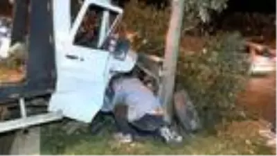 Tekeri kopan çekici kamyonet ağaca çarptı, sürücü yaralandı Tekeri kopan çekici kamyonet ağaca çarptı, sürücü yaralandı