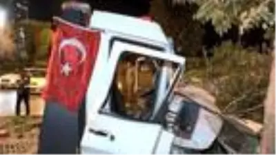 Tekeri kopan çekici kamyonet ağaca çarptı, sürücü yaralandı Tekeri kopan çekici kamyonet ağaca çarptı, sürücü yaralandı