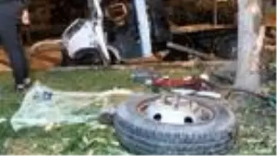 Tekeri kopan çekici kamyonet ağaca çarptı, sürücü yaralandı Tekeri kopan çekici kamyonet ağaca çarptı, sürücü yaralandı
