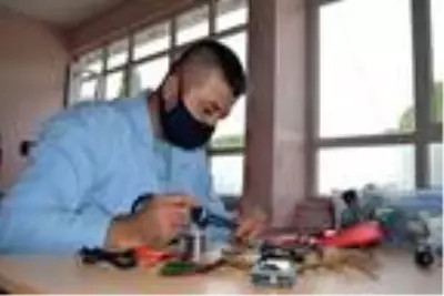Manisalı öğretmenlerden ısıya duyarlı pandemi tüneli Manisalı öğretmenlerden ısıya duyarlı pandemi tüneli