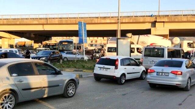 Trafikte asker eğlencesi yaptılar