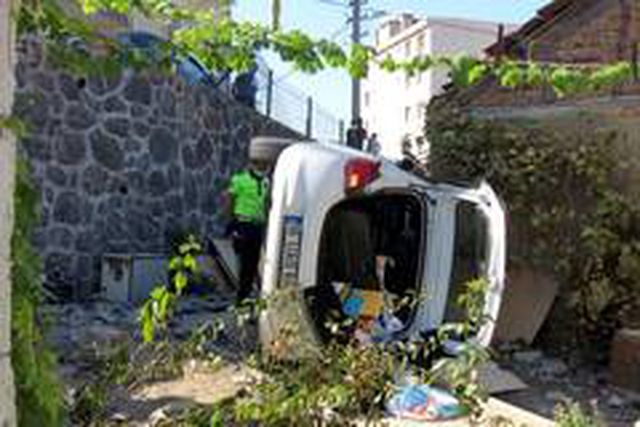 Virajı alamadı, otomobiliyle evin bahçesine uçtu