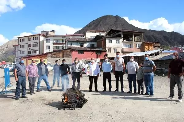 Son dakika haberi! 'Yangın var' diye çağırdılar, çiçek verip 'İtfaiyecilik Haftasını' kutladılar