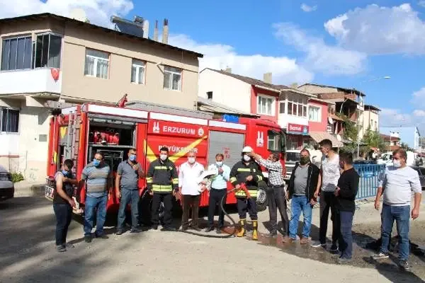 Son dakika haberi! 'Yangın var' diye çağırdılar, çiçek verip 'İtfaiyecilik Haftasını' kutladılar