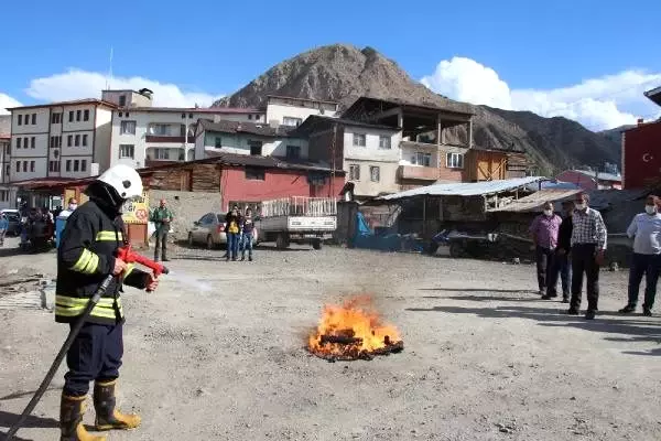 Son dakika haberi! 'Yangın var' diye çağırdılar, çiçek verip 'İtfaiyecilik Haftasını' kutladılar