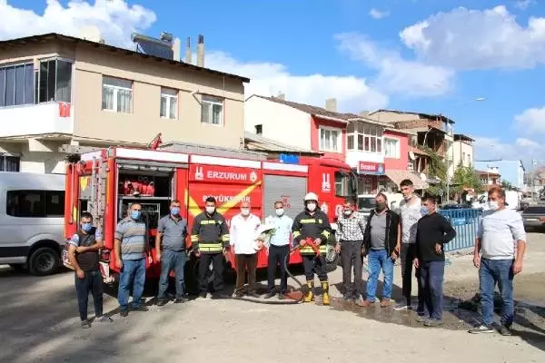 Son dakika haberi! 'Yangın var' diye çağırdılar, çiçek verip 'İtfaiyecilik Haftasını' kutladılar