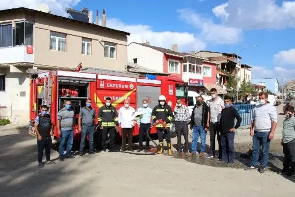 Son dakika haberi! 'Yangın var' diye çağırdılar, çiçek verip 'İtfaiyecilik Haftasını' kutladılar