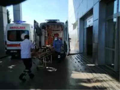 Yol kenarında yürürken otomobilin çarptığı genç kız ağır yaralandı Yol kenarında yürürken otomobilin çarptığı genç kız ağır yaralandı