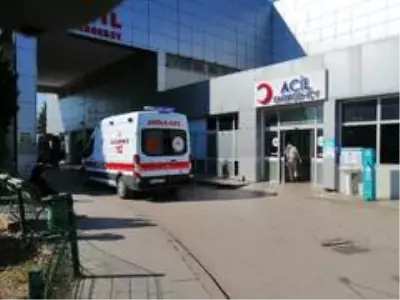 Yol kenarında yürürken otomobilin çarptığı genç kız ağır yaralandı Yol kenarında yürürken otomobilin çarptığı genç kız ağır yaralandı