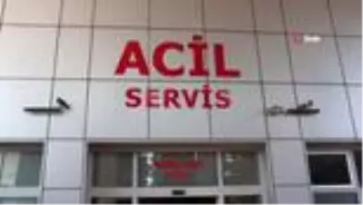 Yol kenarında yürürken otomobilin çarptığı genç kız ağır yaralandı Yol kenarında yürürken otomobilin çarptığı genç kız ağır yaralandı