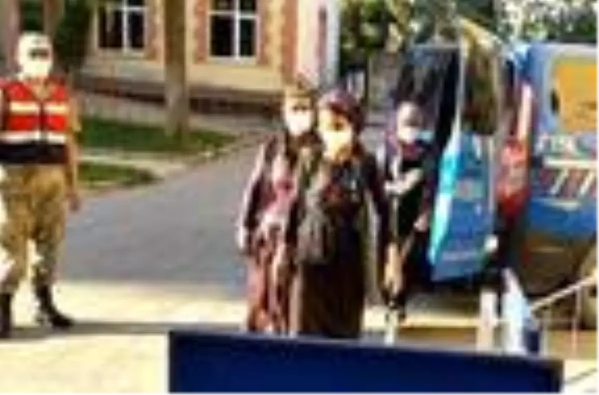 3 kadın, yardım istemek için gittikleri evden hırsızlık yaptı