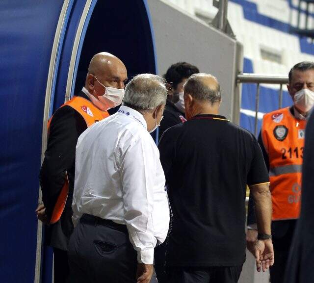 5 dakikalık uzatmaya tepki gösteren Fatih Terim, maç bitmeden sahayı terk etti