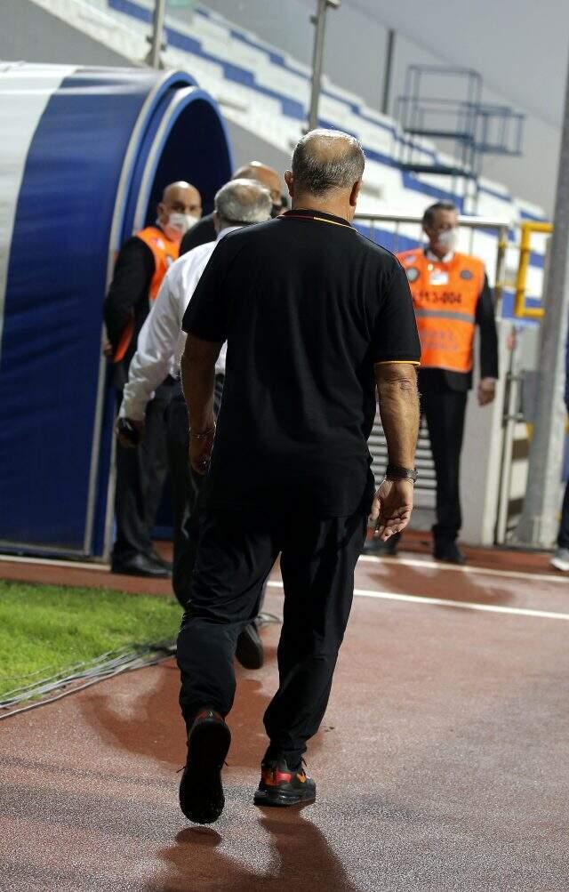 5 dakikalık uzatmaya tepki gösteren Fatih Terim, maç bitmeden sahayı terk etti 5 dakikalık uzatmaya tepki gösteren Fatih Terim, maç bitmeden sahayı terk etti