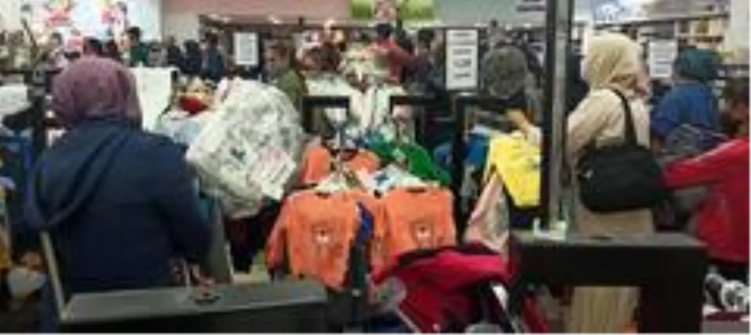 Alışveriş yaparken sosyal mesafeyi unuttular