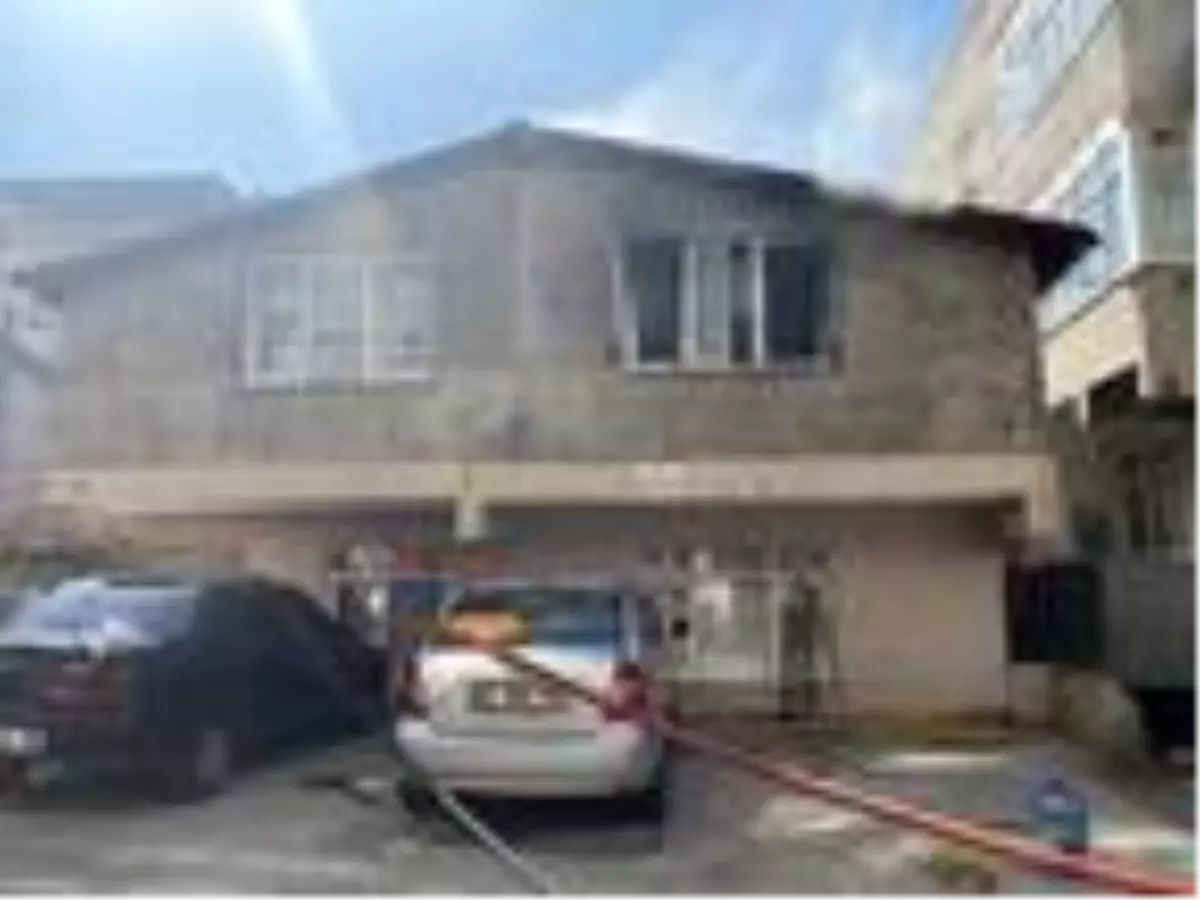 ATAŞEHİR'DE YANGIN PANİĞİ... ANNE VE 2 ÇOCUĞUNU MAHALLE SAKİNLERİ KURTARDI