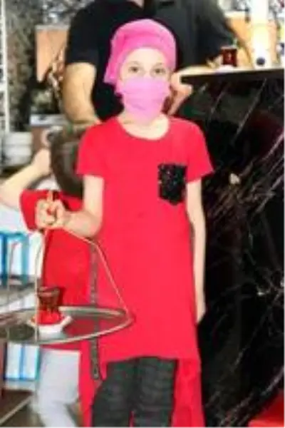 Dersleri TV'den takip eden Hiranur, çay ocağında babasının yardımcısı Dersleri TV'den takip eden Hiranur, çay ocağında babasının yardımcısı