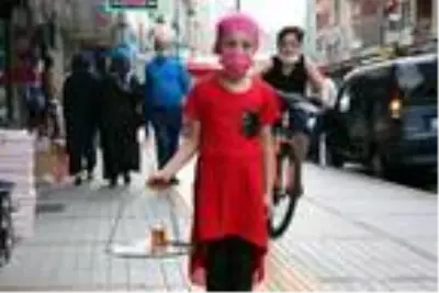 Dersleri TV'den takip eden Hiranur, çay ocağında babasının yardımcısı Dersleri TV'den takip eden Hiranur, çay ocağında babasının yardımcısı