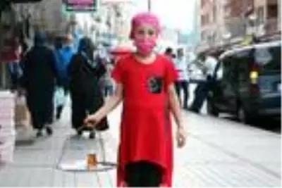 Dersleri TV'den takip eden Hiranur, çay ocağında babasının yardımcısı Dersleri TV'den takip eden Hiranur, çay ocağında babasının yardımcısı