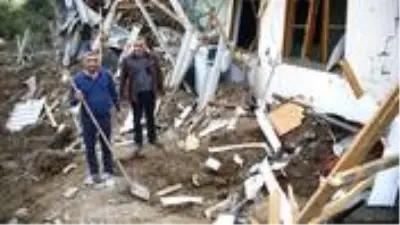 Ermenistan'ın füze saldırısında isabet alan evinin enkazından ailesini elleriyle kazıyarak kurtardı Ermenistan'ın füze saldırısında isabet alan evinin enkazından ailesini elleriyle kazıyarak kurtardı