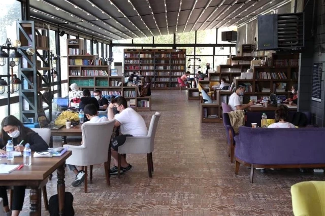 Farika Kitaplı Kahve'de ders çalışan öğrencilere çay ve çorba ikramı