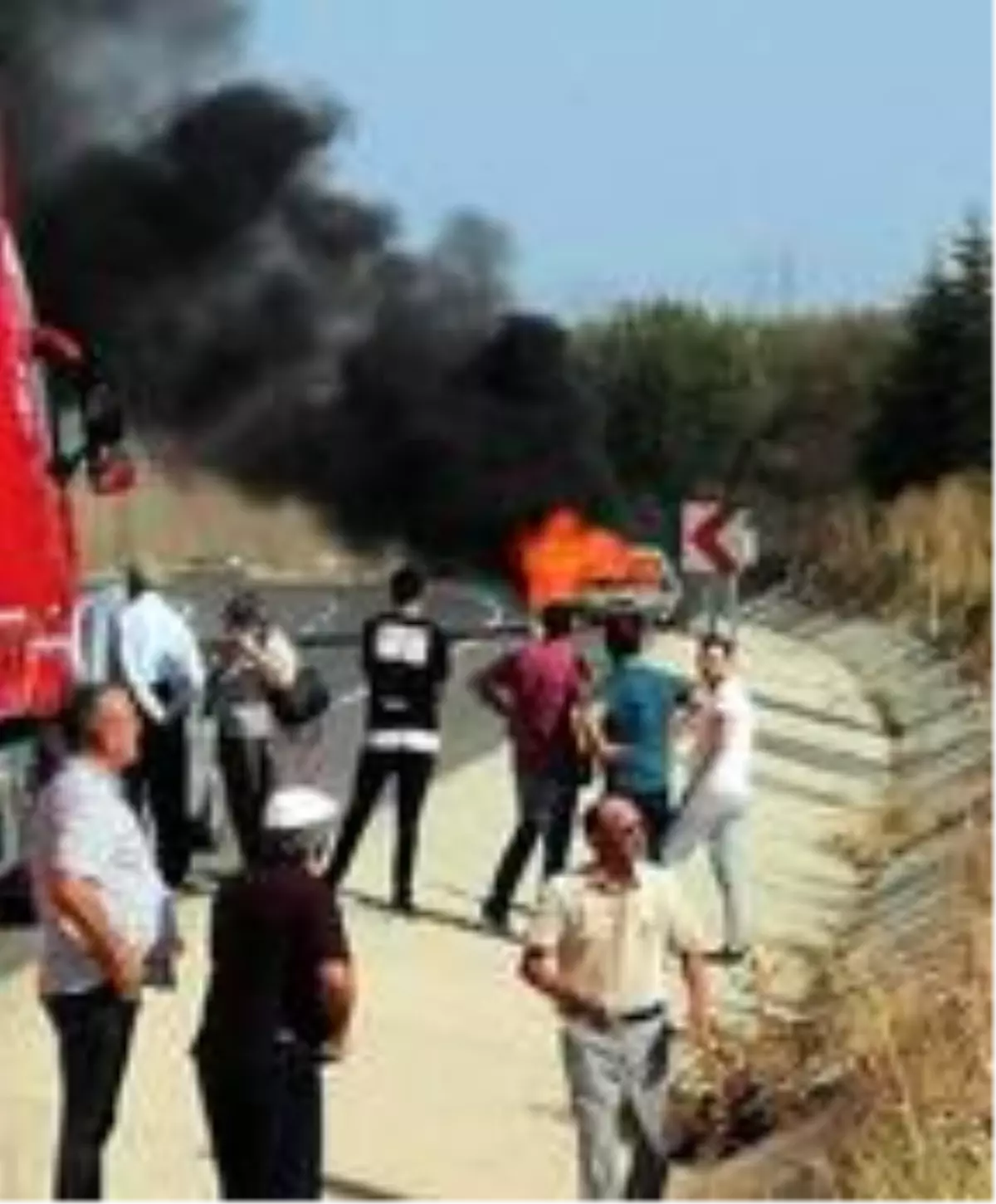 Hareket halindeki otomobil alev aldı: 2 yaralı